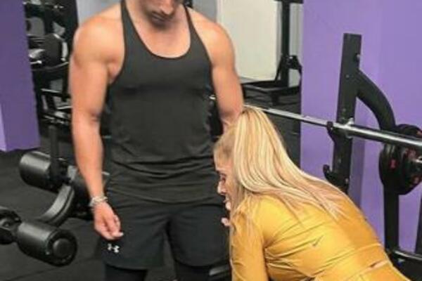 SAVILA SE ISPRED TRENERA, PA GLAVU STAVILA OVDE! Čista PERVERZIJA šta mu radi rukama (VIDEO)