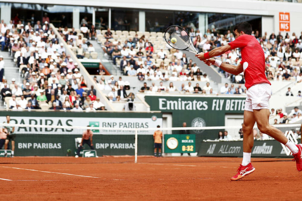 SRBIN SPECIJALNI GOST U BULONJSKOJ ŠUMI: Sve sama fudbalska elita prati Đokovićev meč na Rolan Garosu! (FOTO)