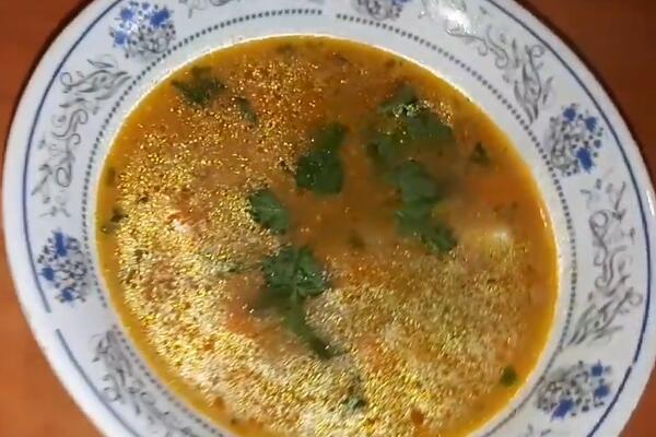 OVAKO VRSNI KUVARI SPREMAJU ČORBU OD GRAŠKA: 1 neobičan SASTOJAK daje POSEBNU AROMU (RECEPT)