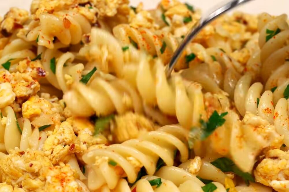 MAKARONE SA OVOM NAMIRNICOM DO SADA NISTE PROBALI: Jeftino JELO za koje vam TREBA MINIMALNO VREMENA (RECEPT)