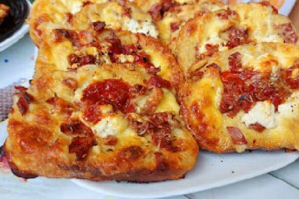 LUDAČKI DOBAR DORUČAK ILI VEČERA: Mini pice kojima niko neće odoleti, ima caka za pred kraj pečenja (RECEPT)