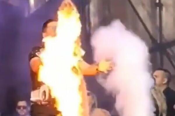 HOROR USRED KONCERTA: Pevač prišao ivici BINE, a onda mu se dogodila JEZIVA STVAR - ZASTRAŠUJUĆE! (FOTO)
