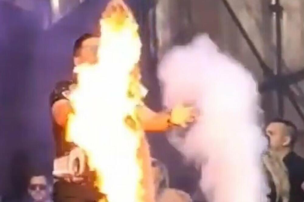 HOROR USRED KONCERTA: Pevač prišao ivici BINE, a onda mu se dogodila JEZIVA STVAR - ZASTRAŠUJUĆE! (FOTO)