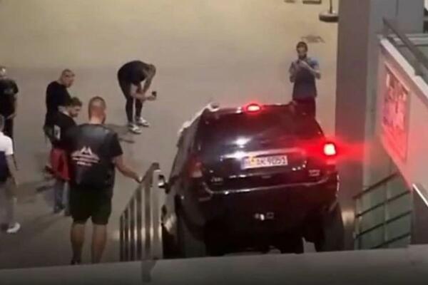 ŠOKANTAN SNIMAK SE DELI MREŽAMA: Vozač u Banjaluci pokušao AUTOMOBILOM da se spusti niz STEPENICE! (VIDEO)