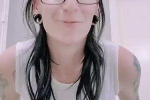 OSMISLILA JE UNOSAN BIZNIS: Majci ČETVORO dece sada PARE "padaju sa neba" zahvaljujući OVOJ IDEJI! (FOTO)