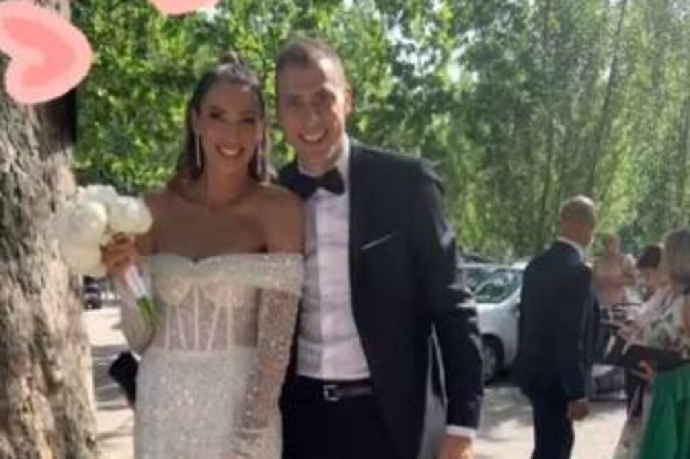 BIO JE U VEZI SA SAROM JOVANOVIĆ: Sada se oženio prelepom Bugarkom! NA ATANASIJEVIĆEVOJ SVADBI PEVALA ČUVENA ZVEZDA