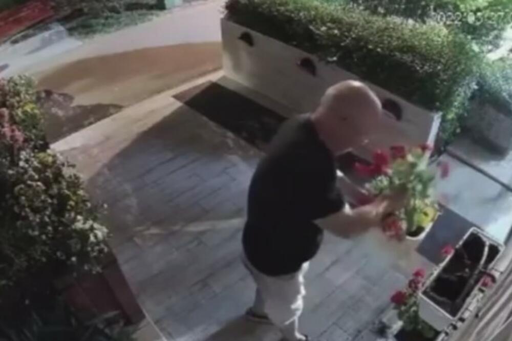 NI MUŠKATLE NISU VIŠE BEZBEDNE: Šok snimak NESVAKIDAŠNJE KRAĐE u Beogradu! (VIDEO)