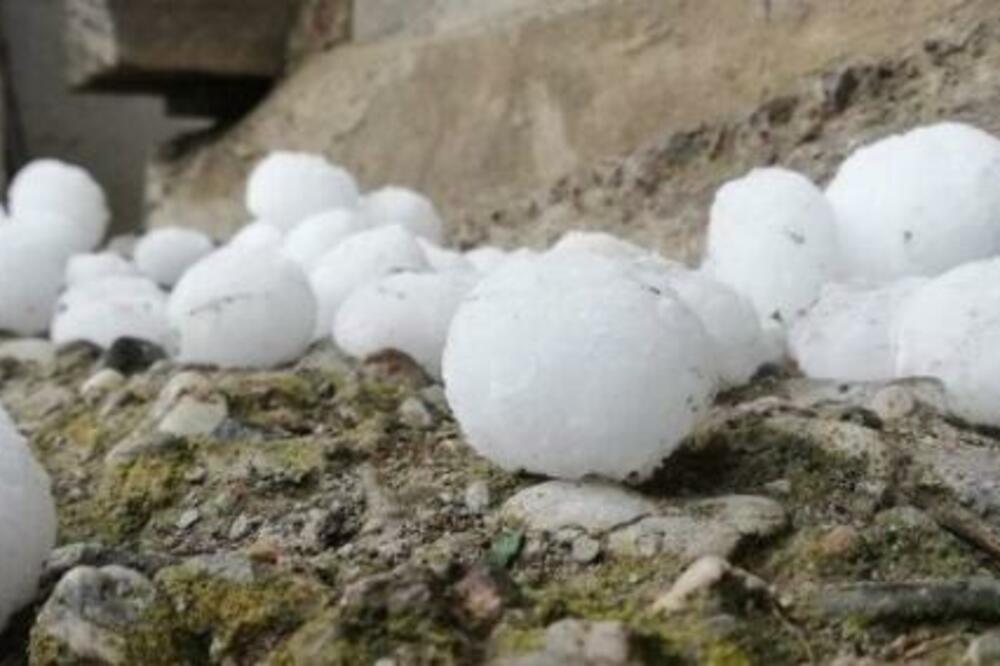 GRAD VELIČINE LEŠNIKA POKOSIO OKOLINU IVANJICE: Livade obelele, malina ni na vidiku