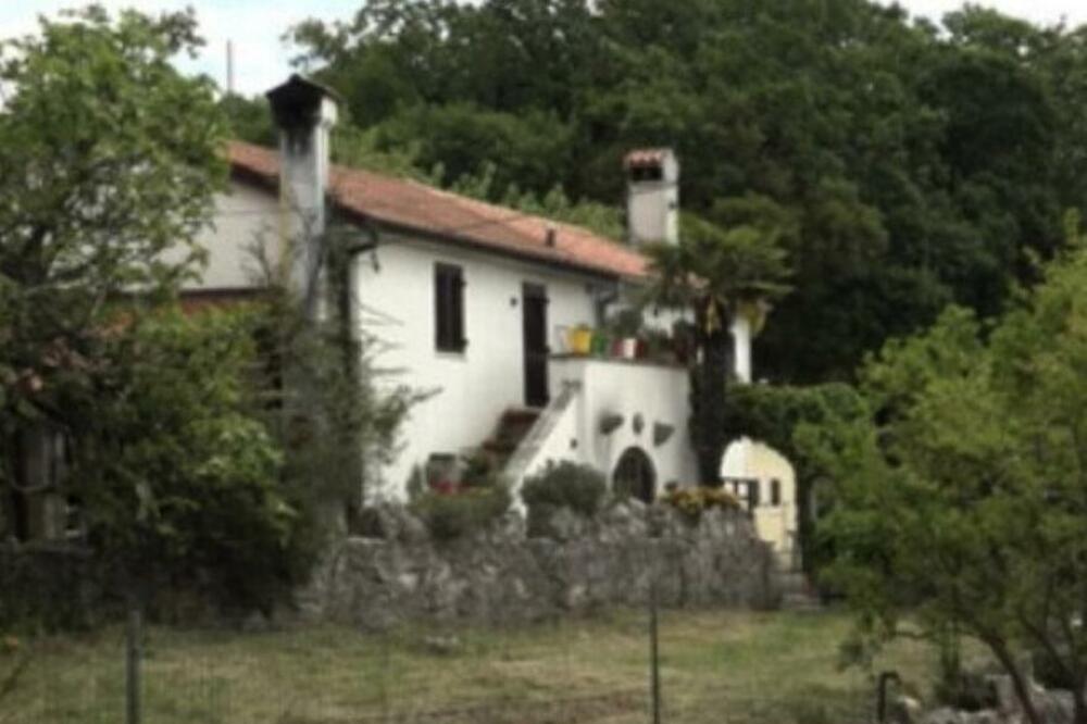 U TOKU NOĆI ČULI SU NEOBIČAN ZVUK ISPRED KUĆE: Kada su pogledali SNIMAK KAMERE imali su šta i da PRIMETE