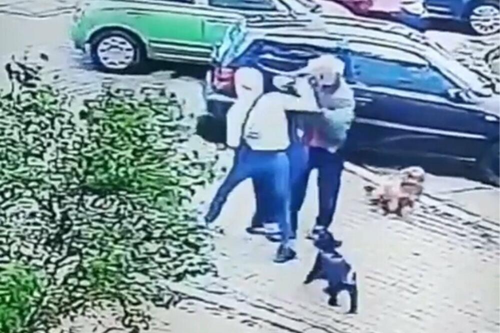 IDENTIFIKOVAN NASILNIK KOJI JE NASRNUO NA STARIJU ŽENU: Policija TRAGA za njim,preti mu i do 8 godina ROBIJE! VIDEO