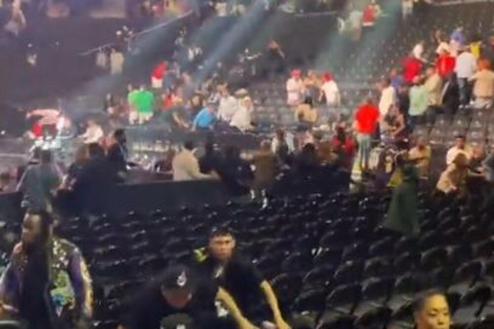 AMERI SAD SKAČU NA SVAKI ZVUK, STAMPEDO NA BOKS SPEKTAKLU: Teniserka se "je*eno SKAMENILA od straha!" (VIDEO)