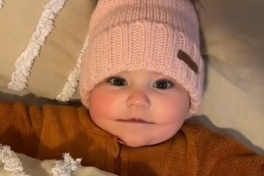 OVA BEBA NE MOŽE DA SKINE OSMEH S LICE I TO JE NEŠTO NAJTUŽNIJE ŠTO ĆETE ČUTI: Razlog je STRAŠAN! (FOTO)