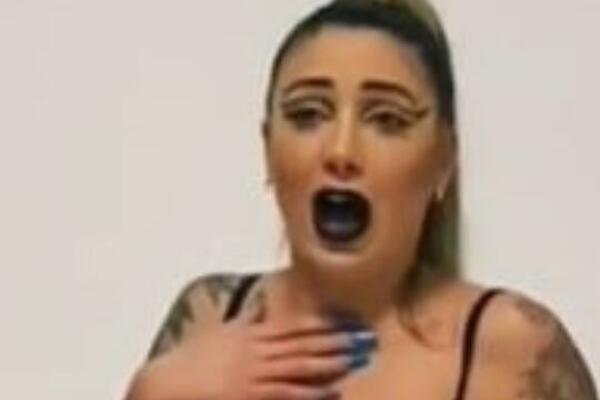 IZVADILI PITONA I POKAZALI JOJ: Prsata MANEKENKA počela IZBEZUMLJENO DA VRIŠTI, HIT REAKCIJA! (VIDEO)