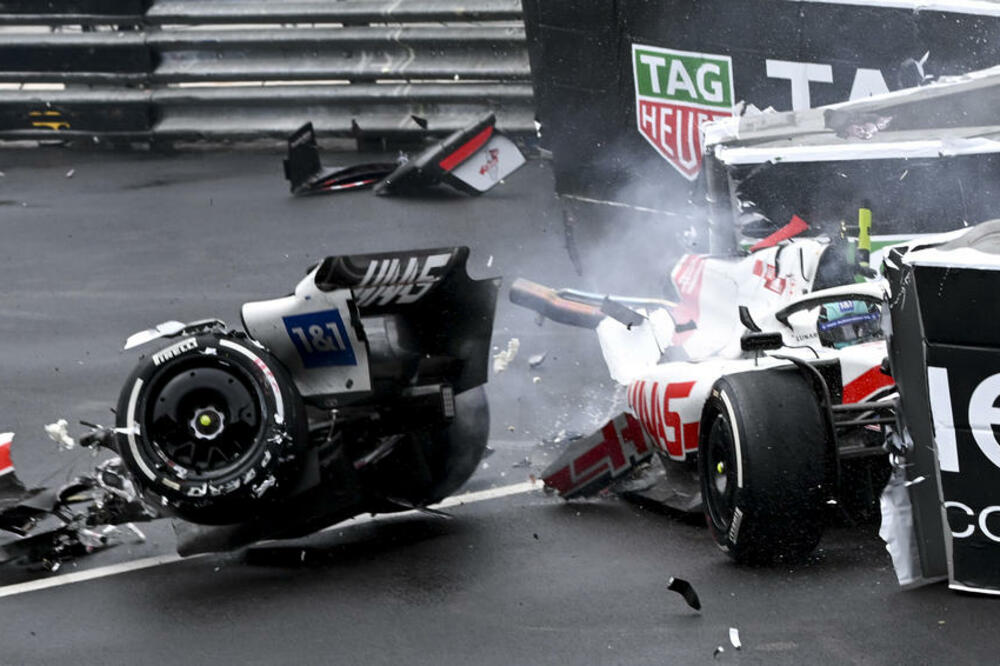 STAŠAN INCIDENT NA TRCI FORMULE 1: Svi su zanemeli kada su videli šta se desilo, bolid se BUKVALNO prepolovio! FOTO