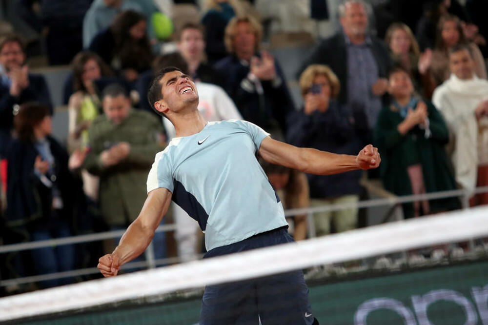 NAJBOLJI TENISER SVETA OBASUT NEPRISTOJNIM PONUDAMA: Ona mu je ukrala srce! (FOTO)