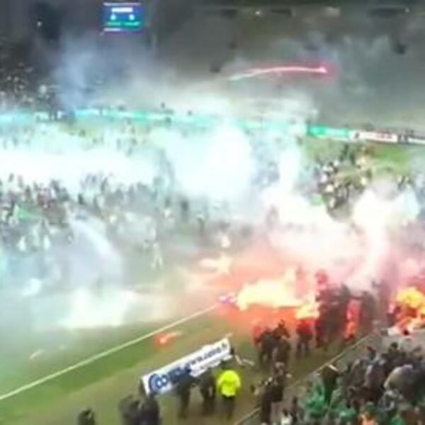 UPALI NA TEREN I BOMBARDOVALI SVOJE IGRAČE BAKLJAMA, JEDVA SU IZBEGLI LINČ: Velikan ispao iz lige! (VIDEO)