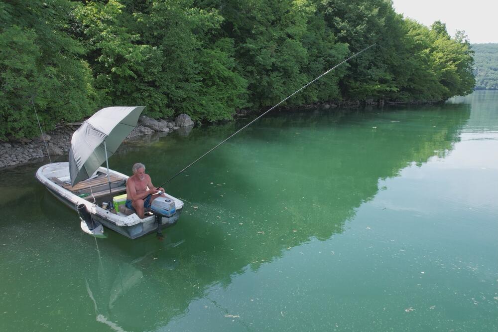 SIVU KANCELARIJU I DIREKTORSKU FOTELJU MENJAO ZA ZELENU POD VEDRIM NEBOM: Prava uživancija! (FOTO)