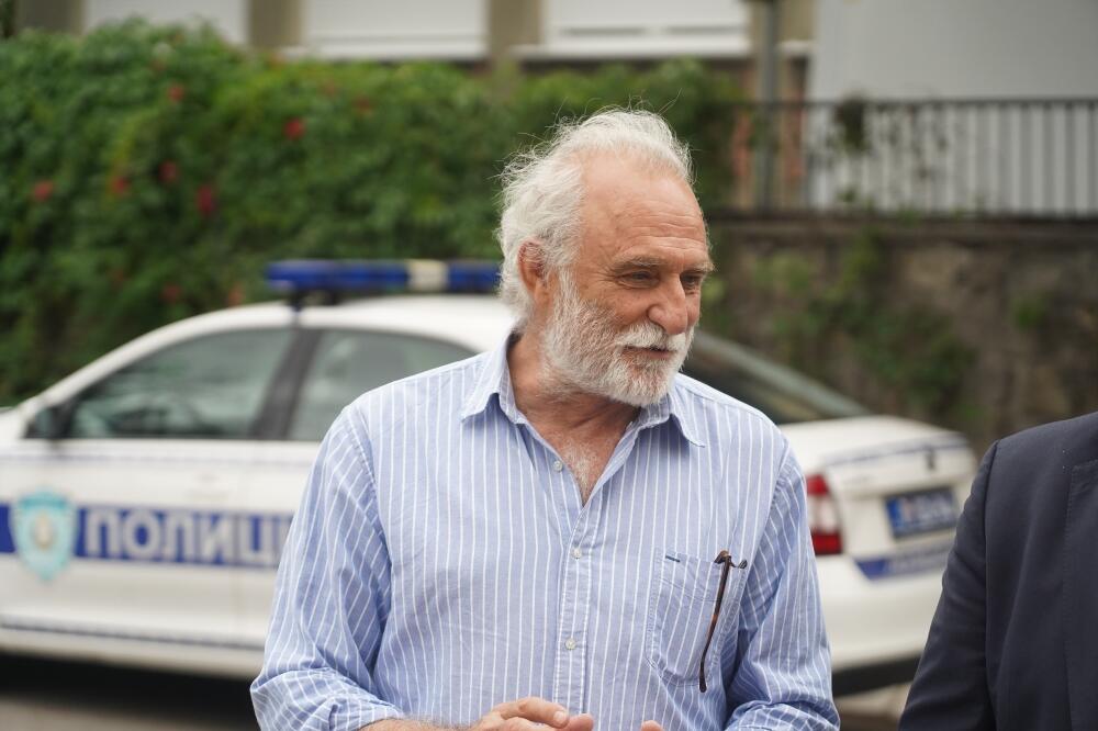 Šta bi? Nekada bio san Srpkinja, a sada u grad ide u pocepanoj majici - nakon razvoda našao 39 godina mlađu pa...