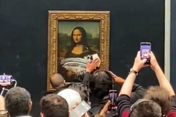 SKANDAL U LUVRU! Muškarac prerušen u staricu bacio tortu na Mona Lizu (VIDEO)