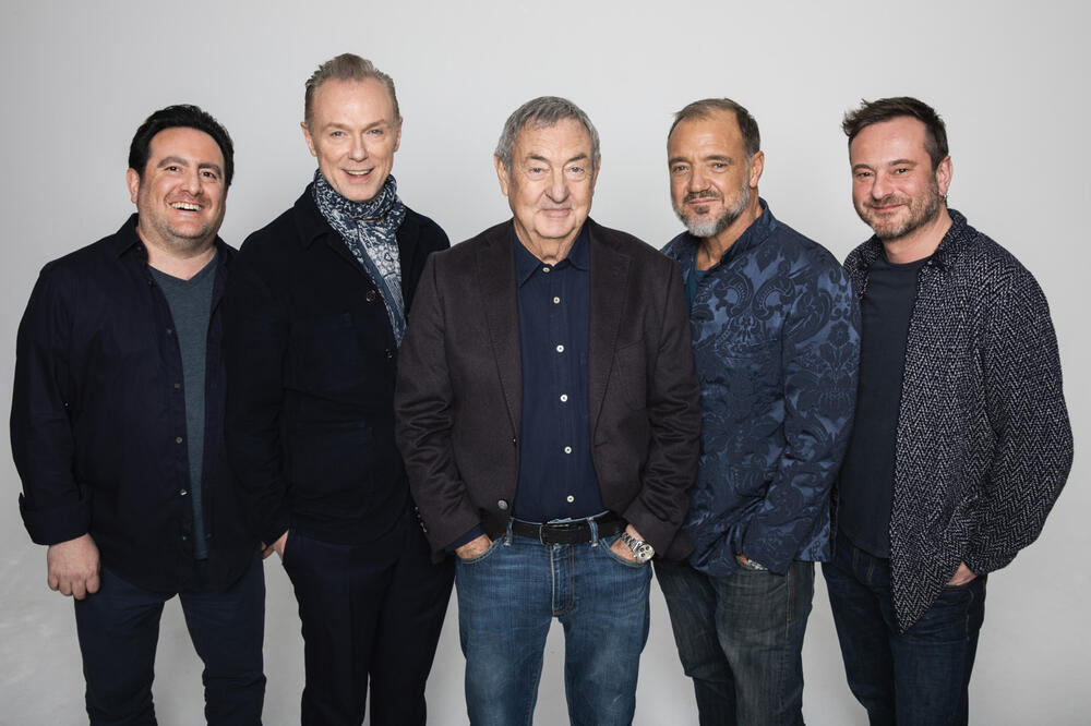 1. JUNA U BELEXPO CENTRU MUZIKA PINK FLOYD U IZVOĐENJU SUPERGRUPE NICK MASON’S SAUCERFUL OF SECRETS