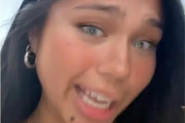 ZBOG NJENOG IZGLEDA IZBACILI SU JE IZ PARKA: Izlazi napolje i obuci se! OVO JE ŠOKANTNO! (VIDEO)