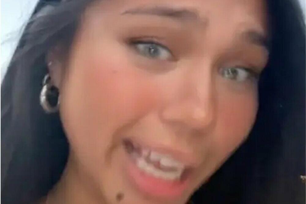 ZBOG NJENOG IZGLEDA IZBACILI SU JE IZ PARKA: Izlazi napolje i obuci se! OVO JE ŠOKANTNO! (VIDEO)