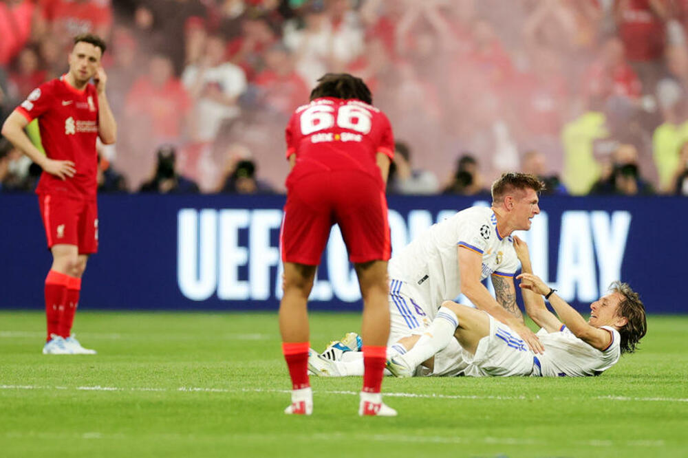 MODRIĆ I KROS SE VALJAJU PO TRAVI U ZAGRLJAJIMA I POLJUPCIMA : "Luka i ja smo osećali isto u tom trenutku" (VIDEO)