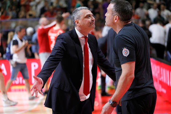 PORED SVEGA I SVAČEGA I MOBILNI TELEFON ZAVRŠIO NA PARKETU! Radonjić pogođen - Šmekerska reakcija!