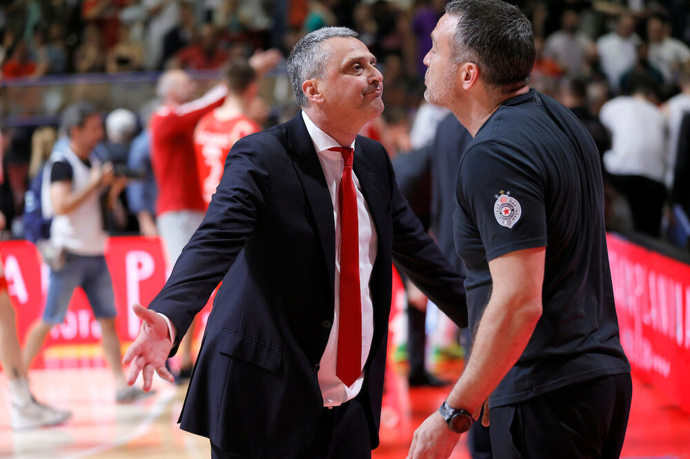 PORED SVEGA I SVAČEGA I MOBILNI TELEFON ZAVRŠIO NA PARKETU! Radonjić pogođen - Šmekerska reakcija!