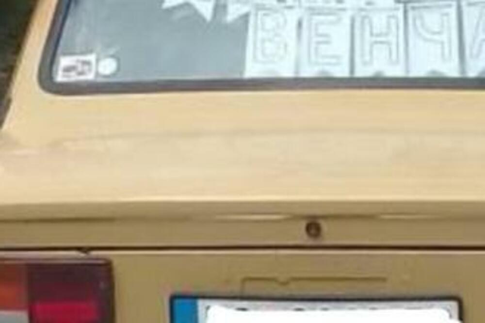 HA, HA, HA, ŠTA STE RADILI? Par na zadnjem staklu auta u Bg-u napisao šta im se desilo, pa OVO NEMA NIGDE! (FOTO)