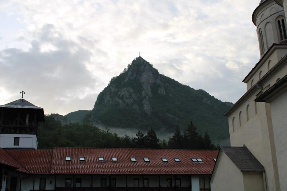 OSVEŠTAN KRST NA BRDU TITEROVAC POSTAVLJEN NA SKORO 1.000 METARA NADMORSKE VISINE: Znak pobede i uspeha (FOTO)