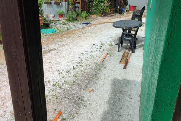 KATAKLIZMA U ARILJU! Grad veličine oraha tukao 40 MINUTA, opustošeni malinjaci i kupinjaci (FOTO)