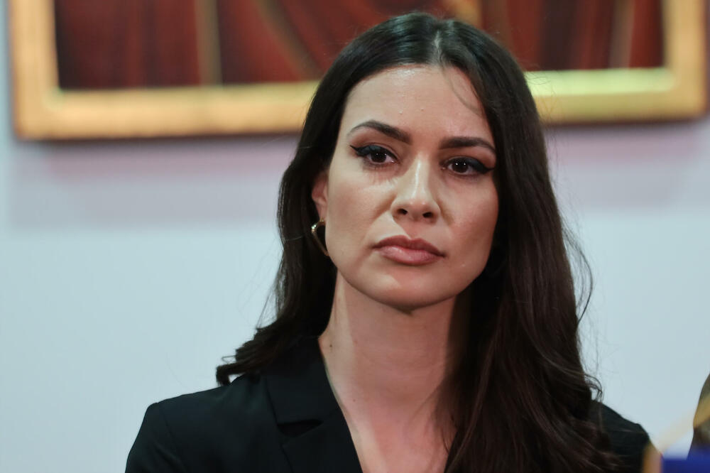 KOSJERINA OBUKLA NEŠTO ŠTO NIKAD DO SAD NIJE, SVI GLEDAJU: Iscurila i SLIKA