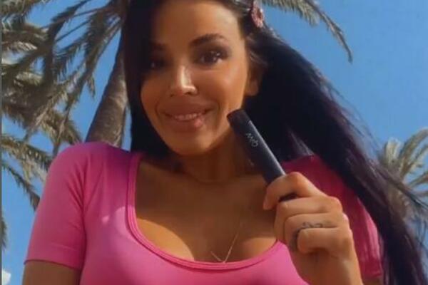 DA SE SLIKALA MALO NIŽE... Ivana OBNAŽENOM FOTOGRAFIJOM ŠOKIRALA! (FOTO)