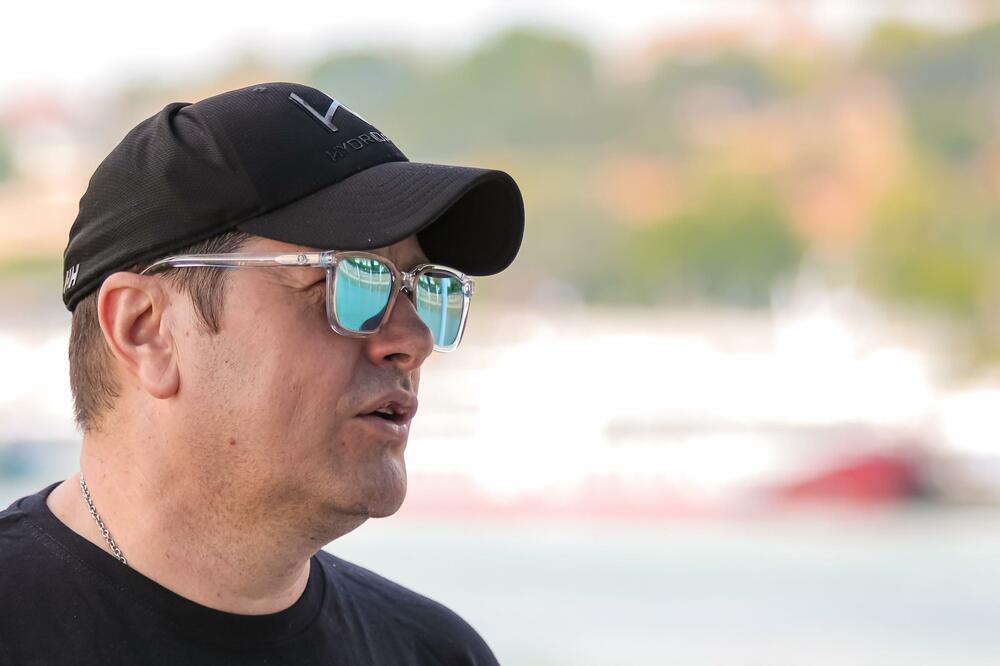 ACO PEJOVIĆ PREKINUO KONCERT PA DOZIVAO HITNU POMOĆ: Nastao MUK u publici posle OVE SCENE! (VIDEO)