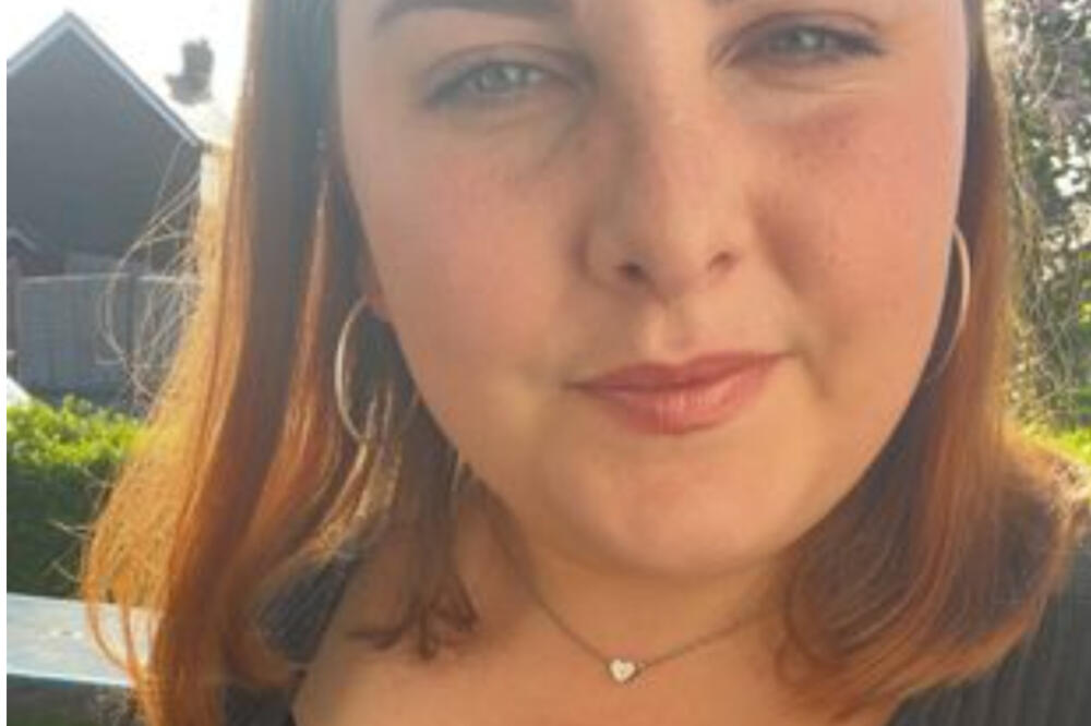 AU, KOLIKE SU JOJ! Bez cenzure podigla majicu i pokazala GRUDI, muškarci u šoku - da li je ovo moguće?! (FOTO)