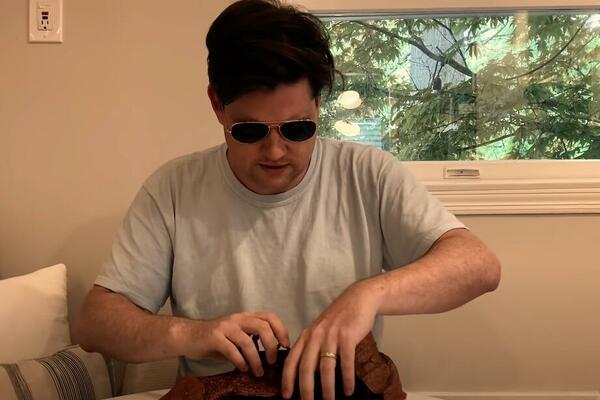 LUDOST ILI JE IPAK ODRŽAO REČ? Novinar POJEO CIPELU, PAZITE SAMO ZBOG ČEGA!