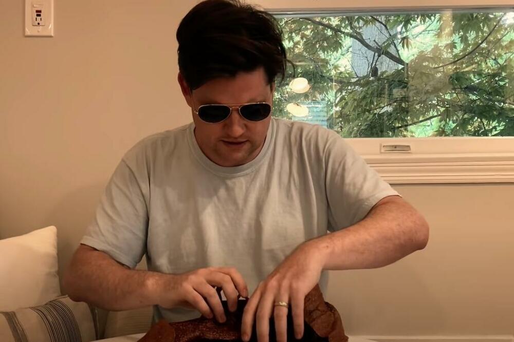 LUDOST ILI JE IPAK ODRŽAO REČ? Novinar POJEO CIPELU, PAZITE SAMO ZBOG ČEGA!