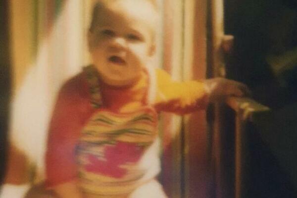 BEBICA SA SLIKE DANAS JE JEDNA OD NAŠIH NAJVRELIJH GLUMICA: Nekada je izgledala kao DEČKIĆ, nema šanse da POGODITE!