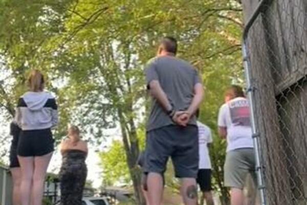 KAKVI ČUDACI: Porodica od koje treba BEŽATI GLAVOM BEZ OBZIRA (VIDEO)