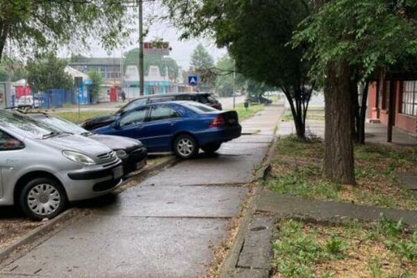 JUTRO JE, A VEĆ IMAMO POBEDNIKA DANA: Lik je uspeo da zauzme 2 parking mesta i pola TROTOARA! KAKO?