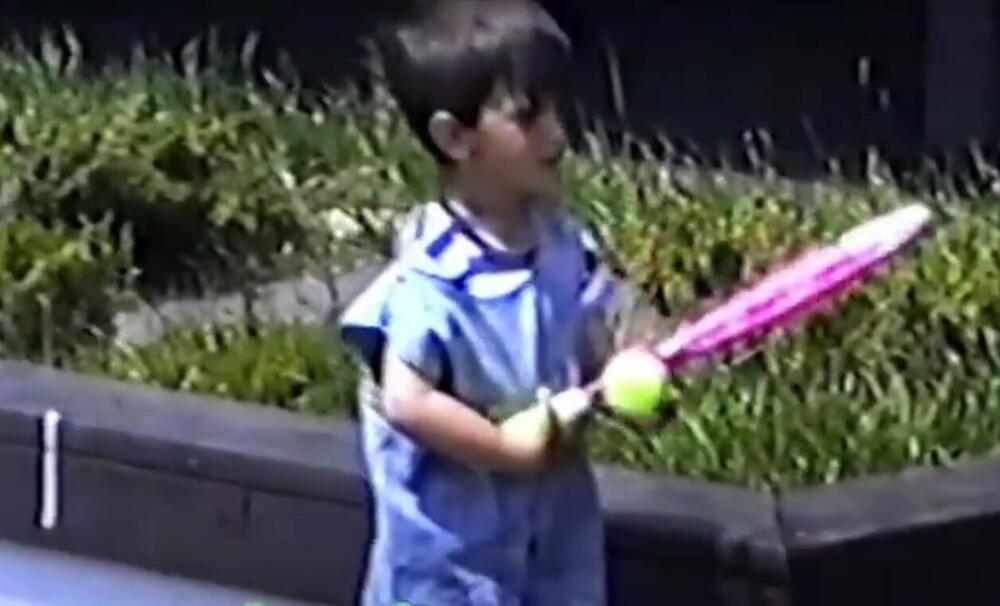 Novak Đoković sa roze reketom