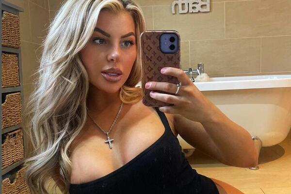 NEMA KO SA NJOM NE BI PROVEO LETOVANJE: Fudbaler Sitija uhvaćen u društvu BUJNE plavuše od koje zastaje dah! (FOTO)