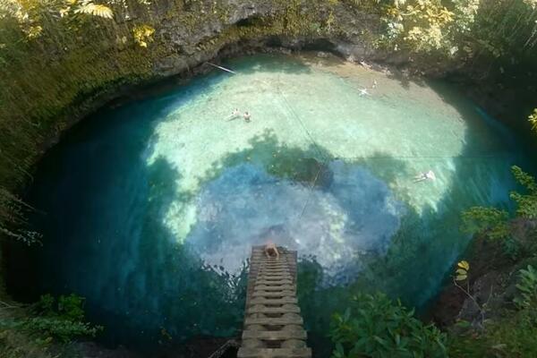 ZA NJEGA KAŽU DA JE NAJLEPŠI BAZEN NA PLANETI, 30 METARA DUBOK: Pogledajte kako se ulazi u vodu (VIDEO)
