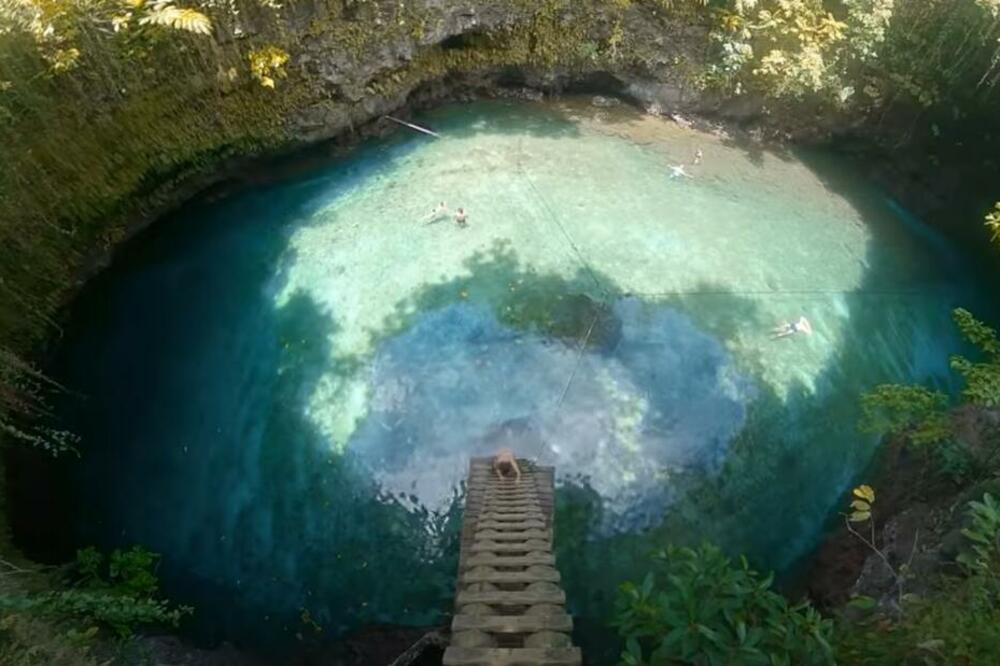 ZA NJEGA KAŽU DA JE NAJLEPŠI BAZEN NA PLANETI, 30 METARA DUBOK: Pogledajte kako se ulazi u vodu (VIDEO)
