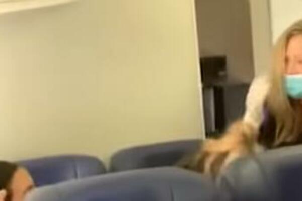 NASILJE U SAD! Putnica odbila da stavi MASKU pa NASRNULA na STJUARDESU, grizla je za lice (VIDEO)