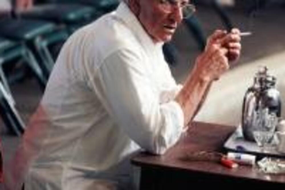 ŠTA SE DESILO SA POZNATIM GLUMCEM?! Dele se skandalozne fotke, NIJE REALNO (FOTO)