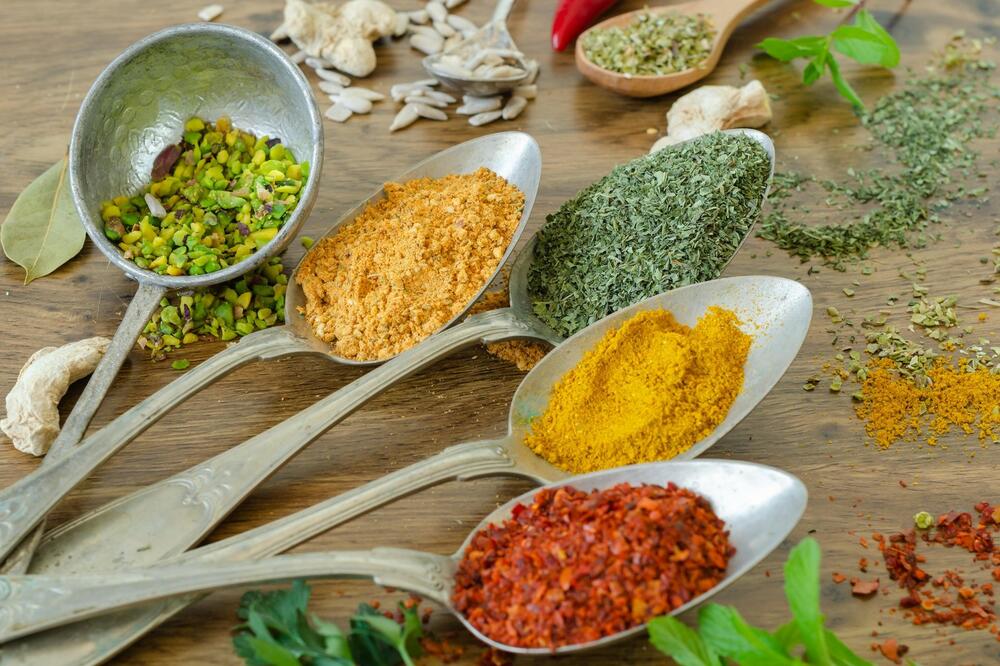 AKO ISPOŠTUJETE OVA 2 PRAVILA ZAČINI VAM NEĆE ISPARITI: Čuvaju kvalitet i aromu, a retko koja domaćica ovo zna