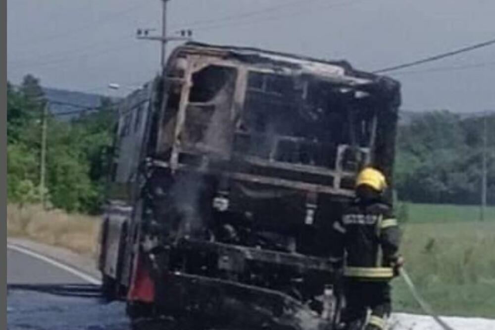 SNIMAK UŽASA KOD OBRENOVCA! Vatra kulja, guta sve pred sobom (VIDEO)