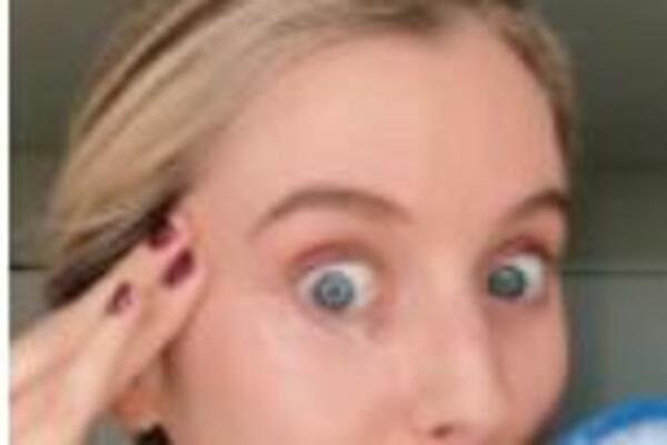 STAVILA JE MICELARNU VODU NA OVAJ DEO TELA I DOŽIVELA FRAS: Snima dok je UTRLJAVA (VIDEO)